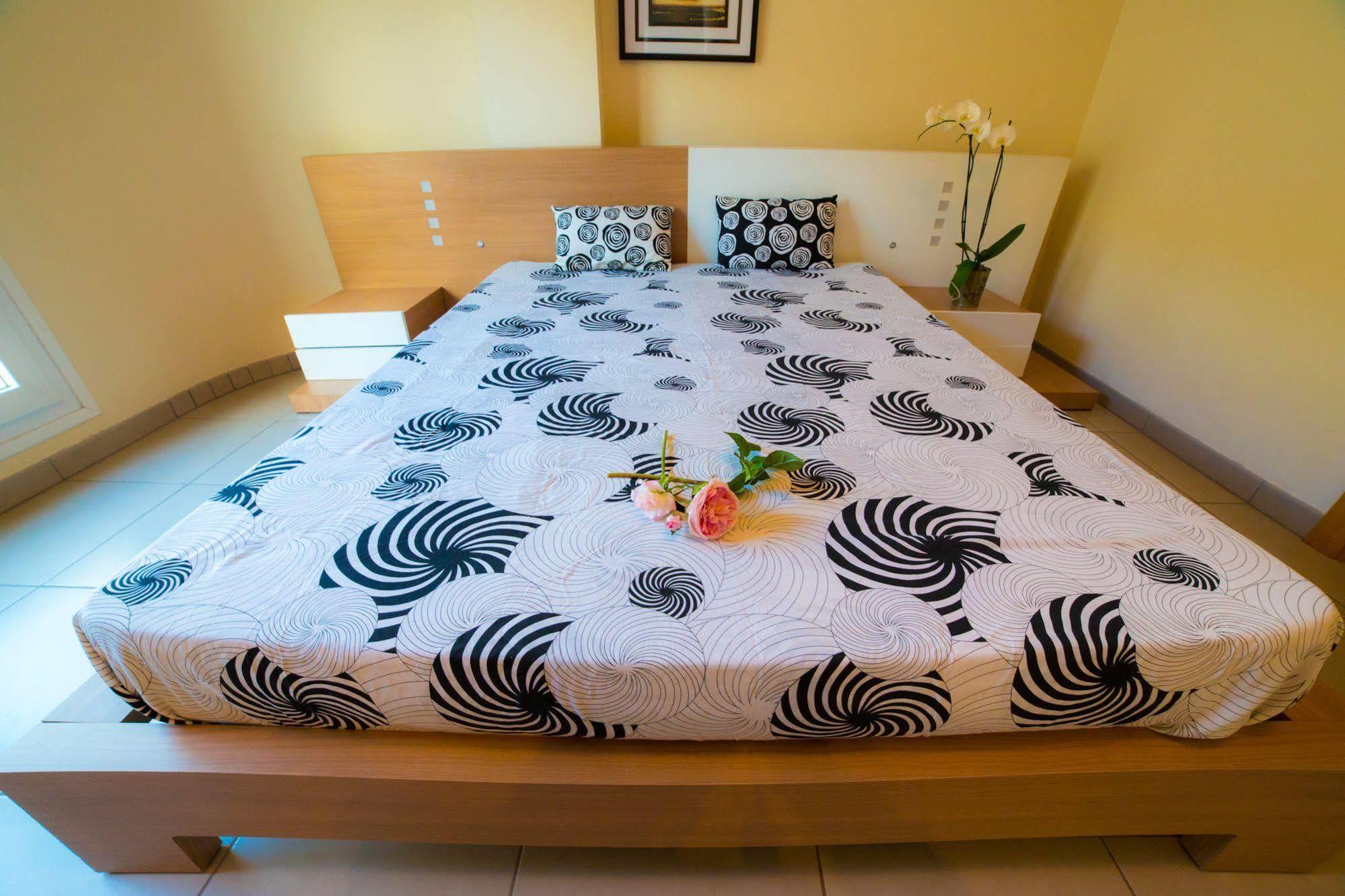 Agi Drugstore Apartments โรเซส ภายนอก รูปภาพ